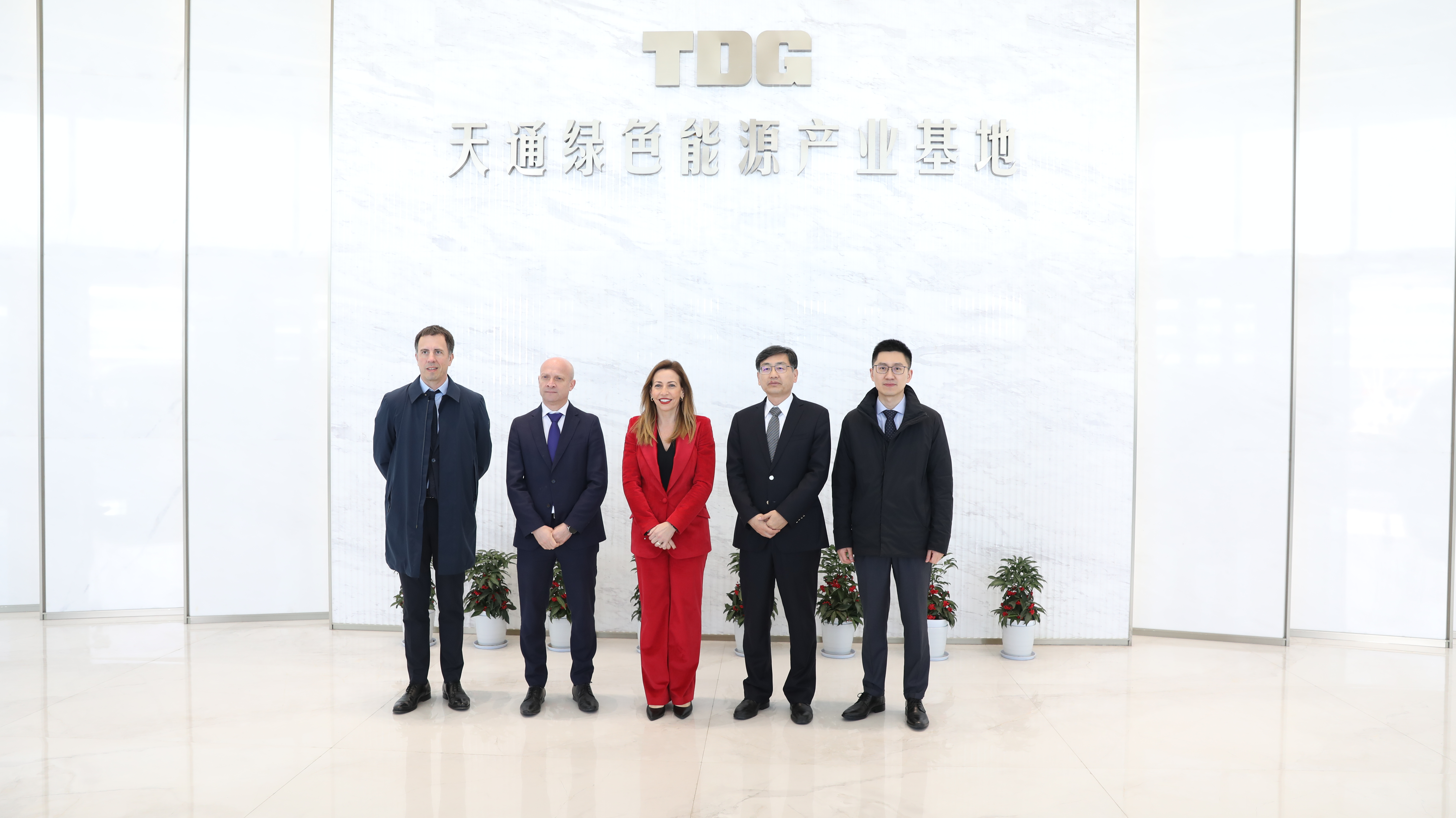 Showcasing the New Style of Intelligent Manufacturing | Mayor of Zaragoza, Spain Leads Delegation to Visit TDG YUNET Green Energy Factory